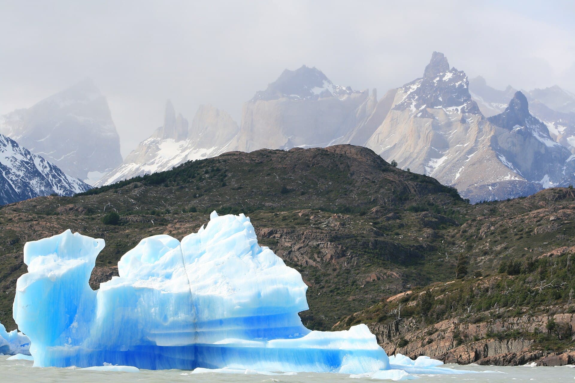 Témpano azul frente a los Cuernos del Paine, Lago Grey