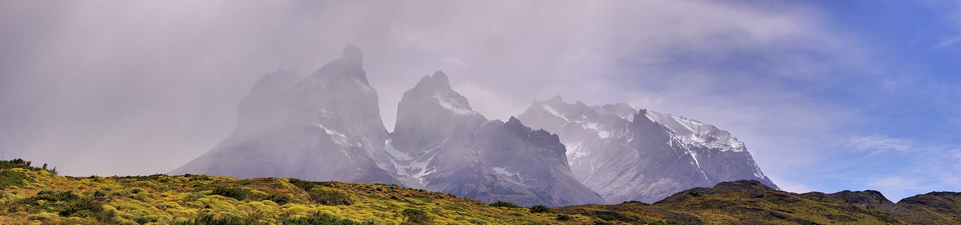 Macizo del Paine entre nubes, Parque Nacional Torres del Paine